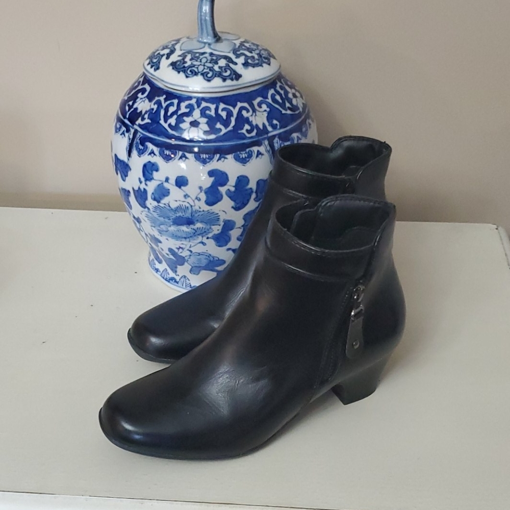Fabulaire black booties size 6 zipper sides